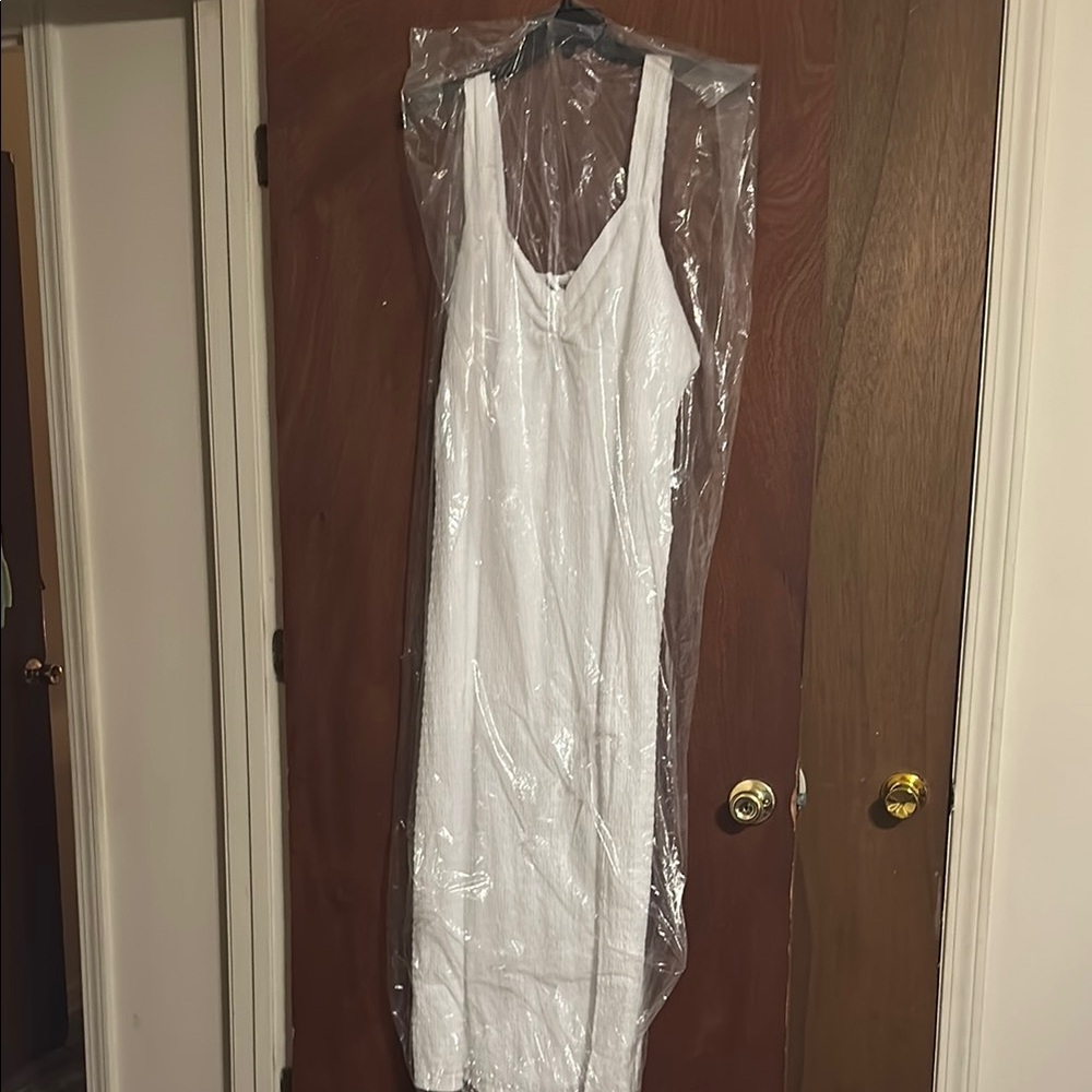 Elegant White Sleeveless Dress